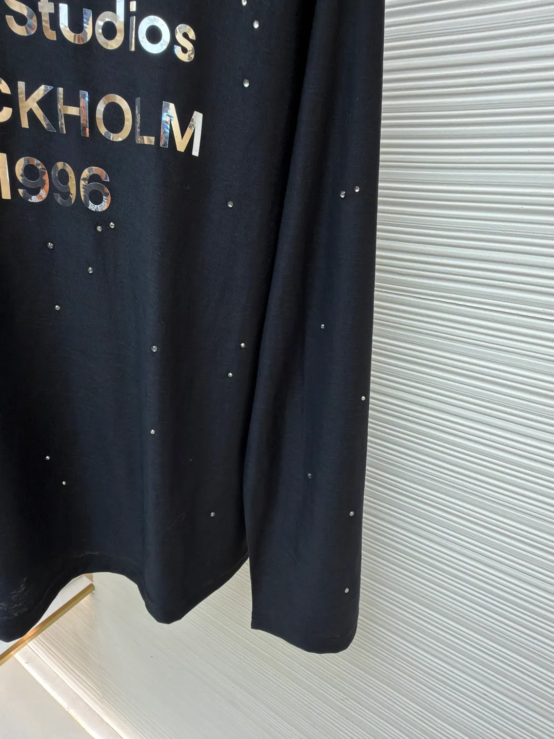 Acne Studios laser hot rhinestone long sleeves ●Original version: purchased and developed by 6519 ●Item number: 1682158-A15 ●Fabric: linen fabric ●Technology: Printed heat transfer ●Color: black ●Type: loose version ●Weight: about 215 grams ●Size: S-M-L ●Description: The original version was purchased from Hangzhou National Specialty School for 4700. The fabric is made of 85% cotton + 15% linen. Printed heat transfer technology + imported laser material. It is paired with positioning hot-drilling technology. Customized accessories. Same style for men and women. Full of street feel. The workmanship details are very good. The overall wiring is straight and delicate, the fabric is comfortable and soft, and the color is consistent without color difference. It can be matched with the same style to create a fashionable look and control various occasions. Customized accessories, complete with three standards, same style for men and women!